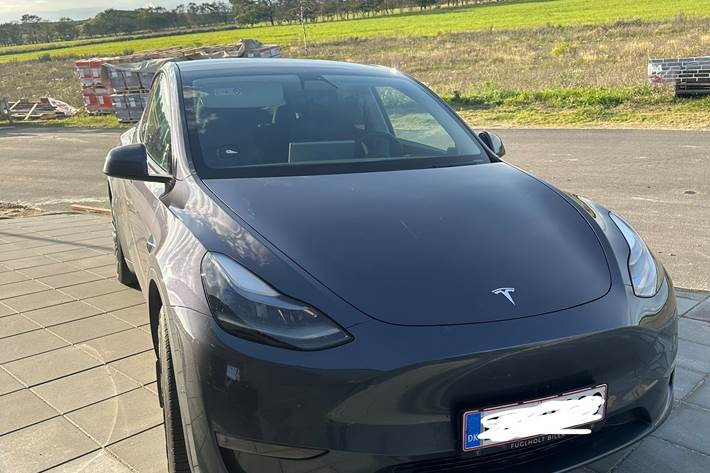 Grå Tesla Model Y fra 2021