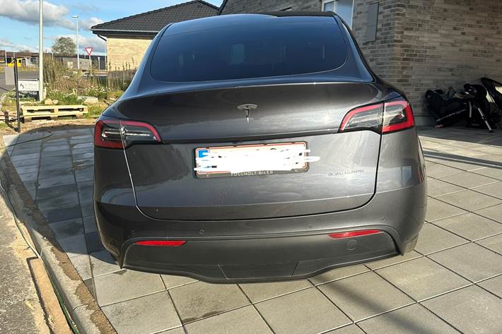 Grå Tesla Model Y fra 2021