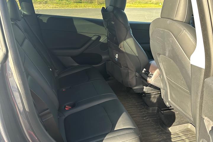 Grå Tesla Model Y fra 2021