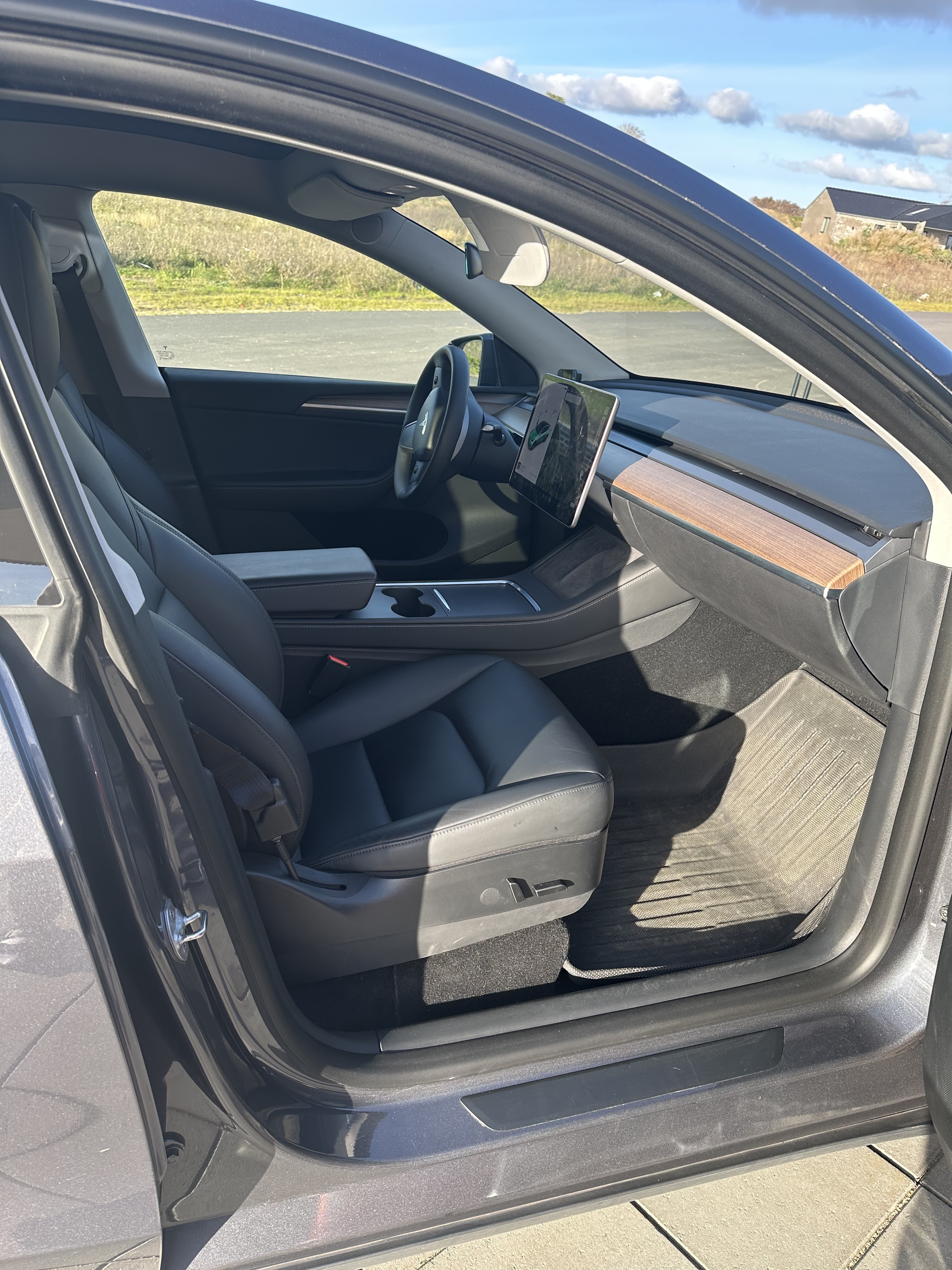 Grå Tesla Model Y fra 2021