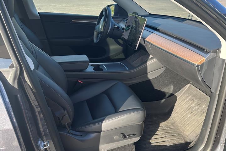 Grå Tesla Model Y fra 2021