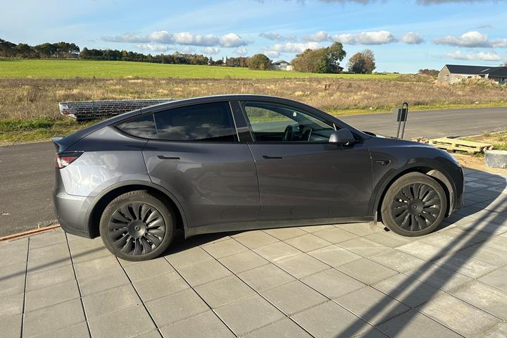 Grå Tesla Model Y fra 2021