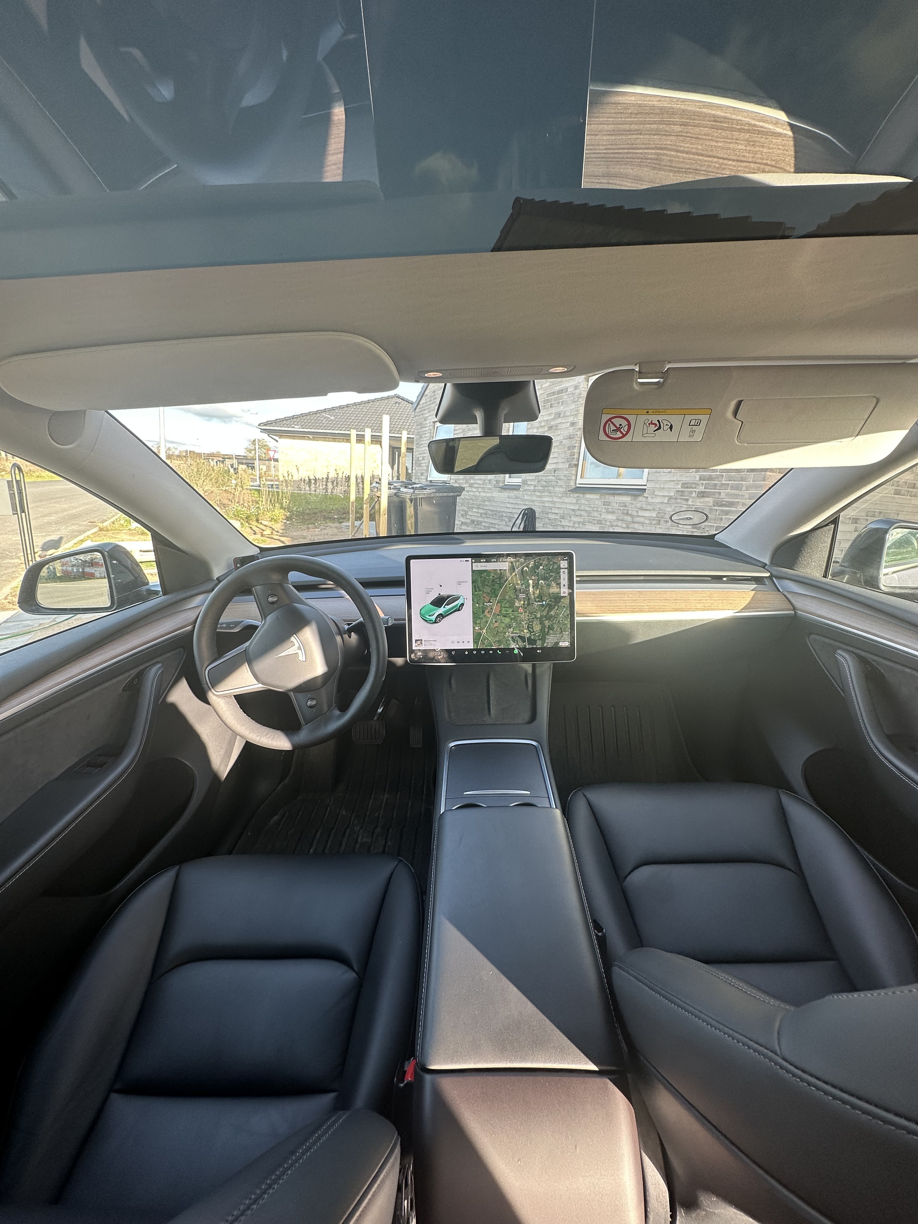 Grå Tesla Model Y fra 2021