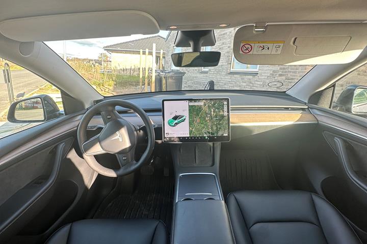 Grå Tesla Model Y fra 2021