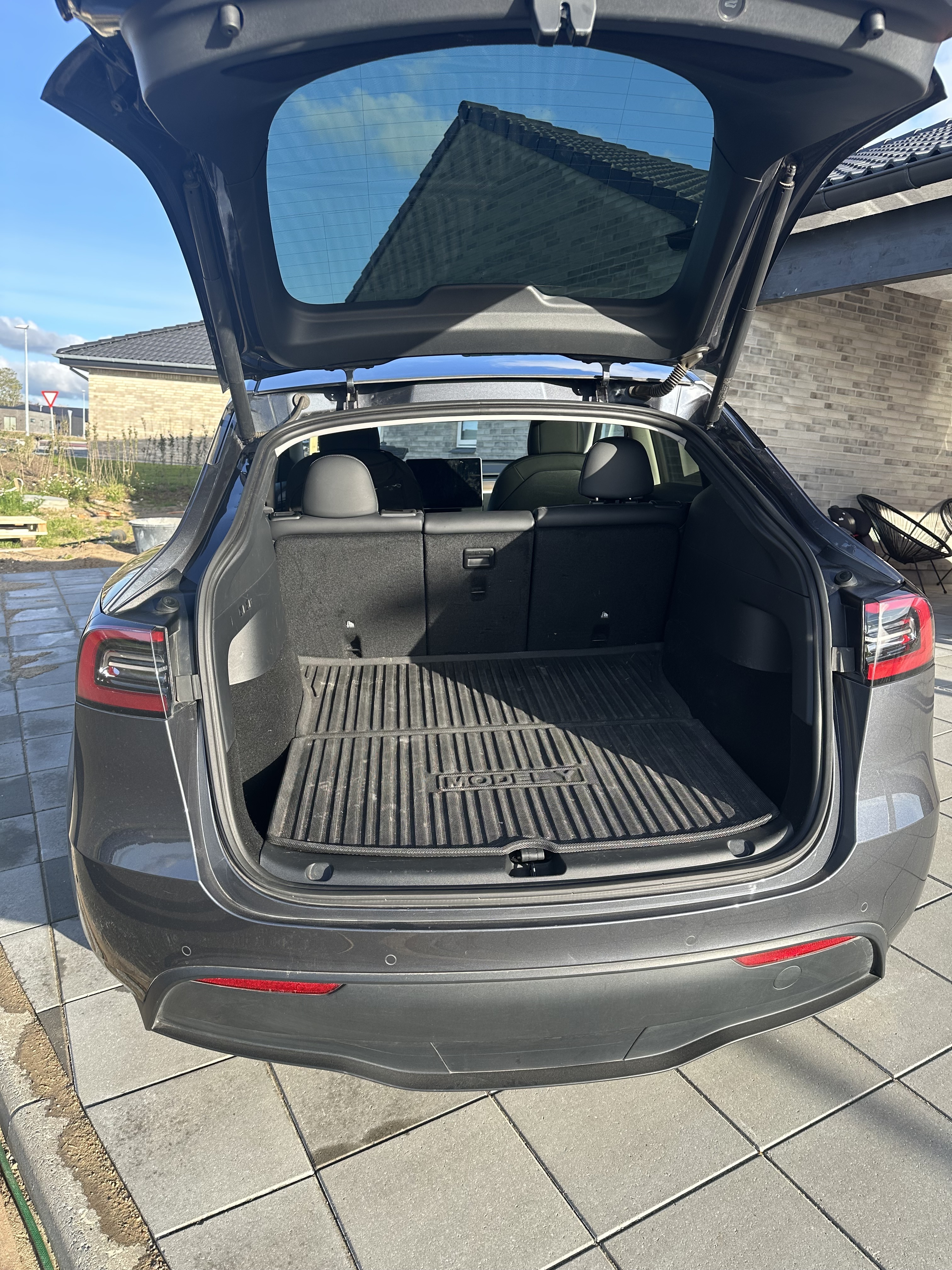 Grå Tesla Model Y fra 2021