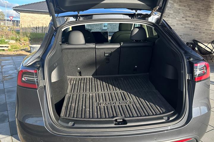 Grå Tesla Model Y fra 2021