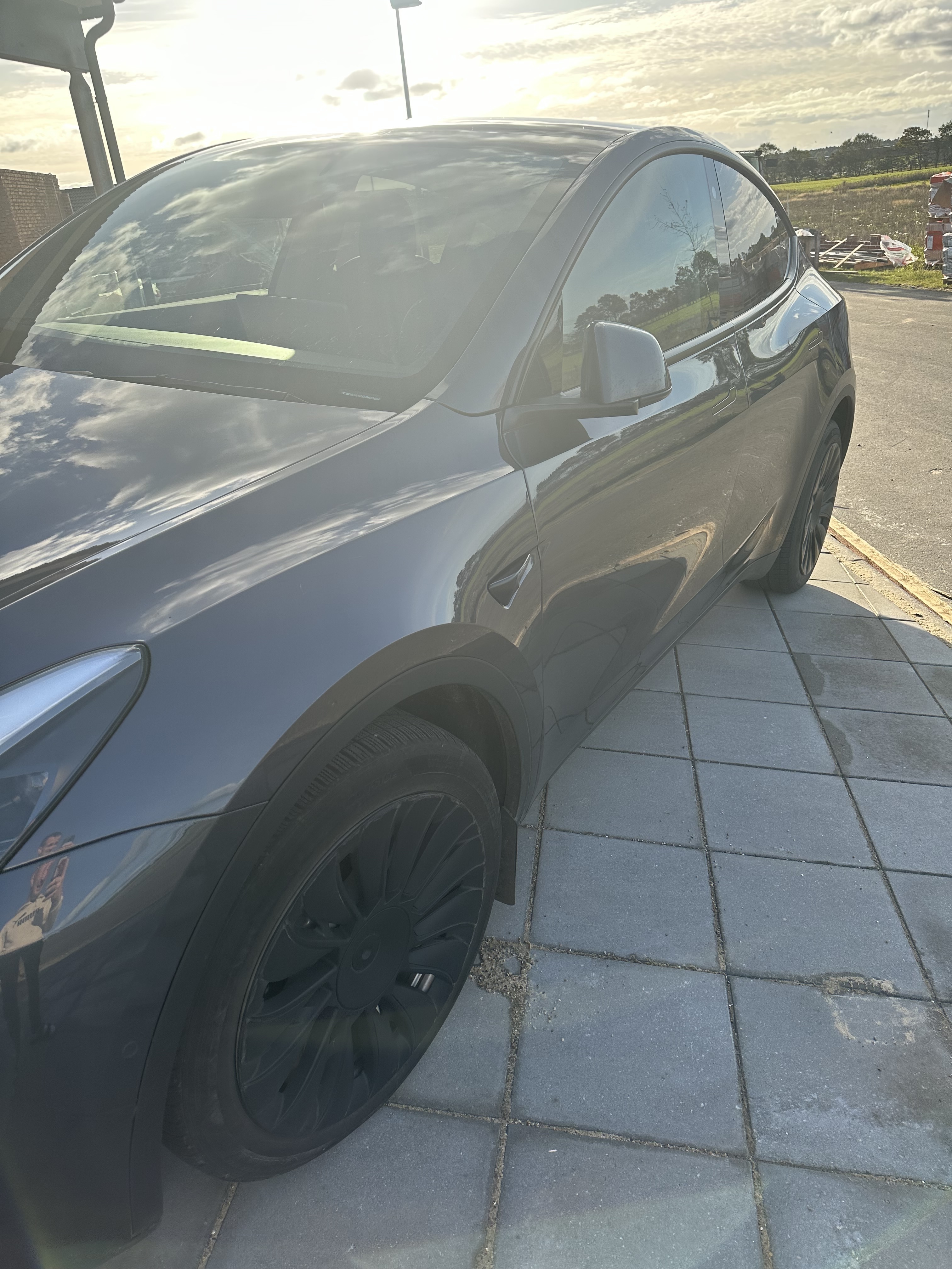 Grå Tesla Model Y fra 2021