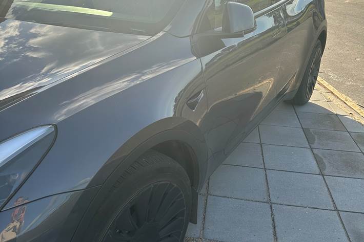 Grå Tesla Model Y fra 2021