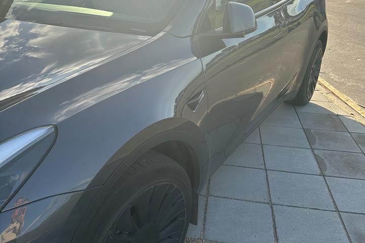 Grå Tesla Model Y fra 2021