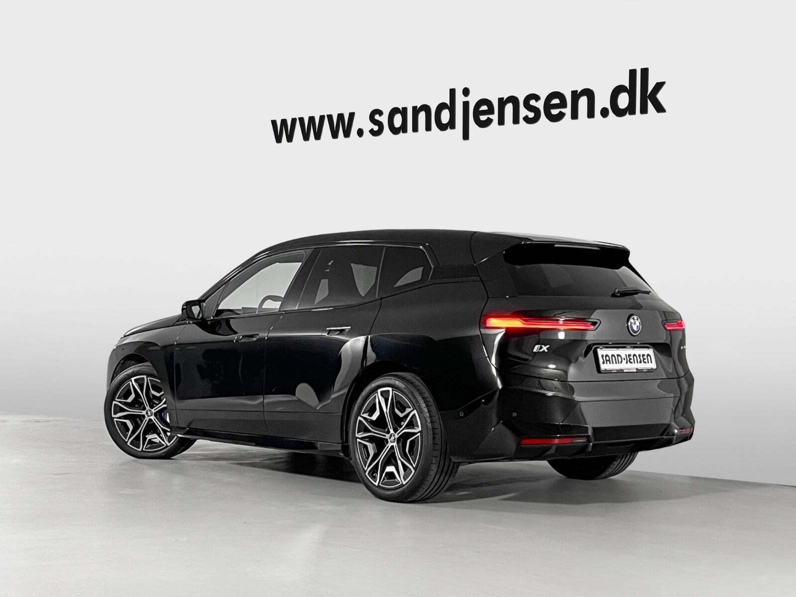 Grå BMW iX fra 2022