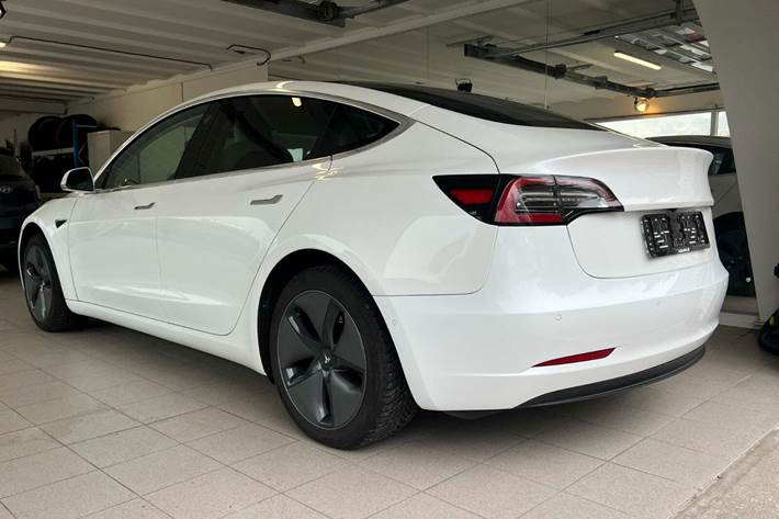 Hvid Tesla Model 3 fra 2019