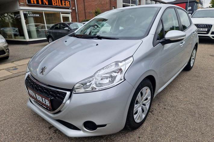 Sølv Peugeot 208 fra 2015 set udefra