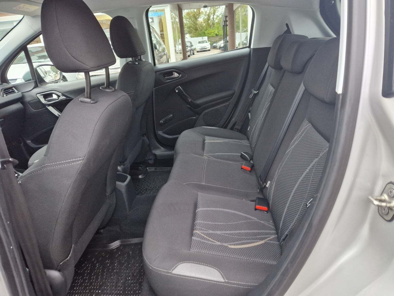 Sølv Peugeot 208 fra 2015