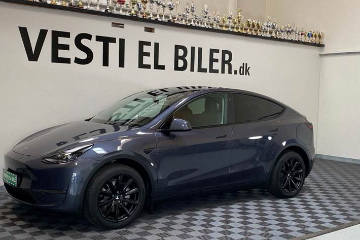 Grå Tesla Model Y fra 2022