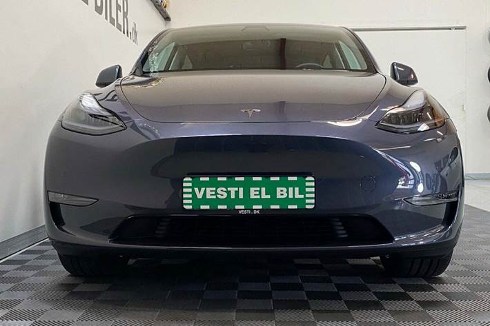 Grå Tesla Model Y fra 2022