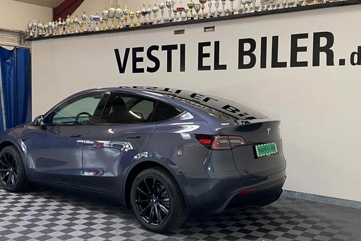 Grå Tesla Model Y fra 2022