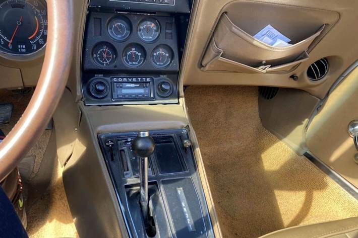 Hvid Chevrolet Corvette fra 1974