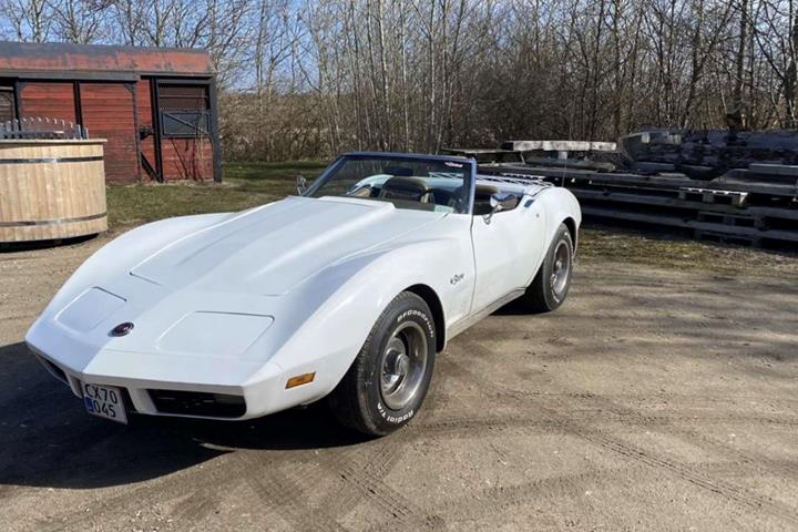 Hvid Chevrolet Corvette fra 1974