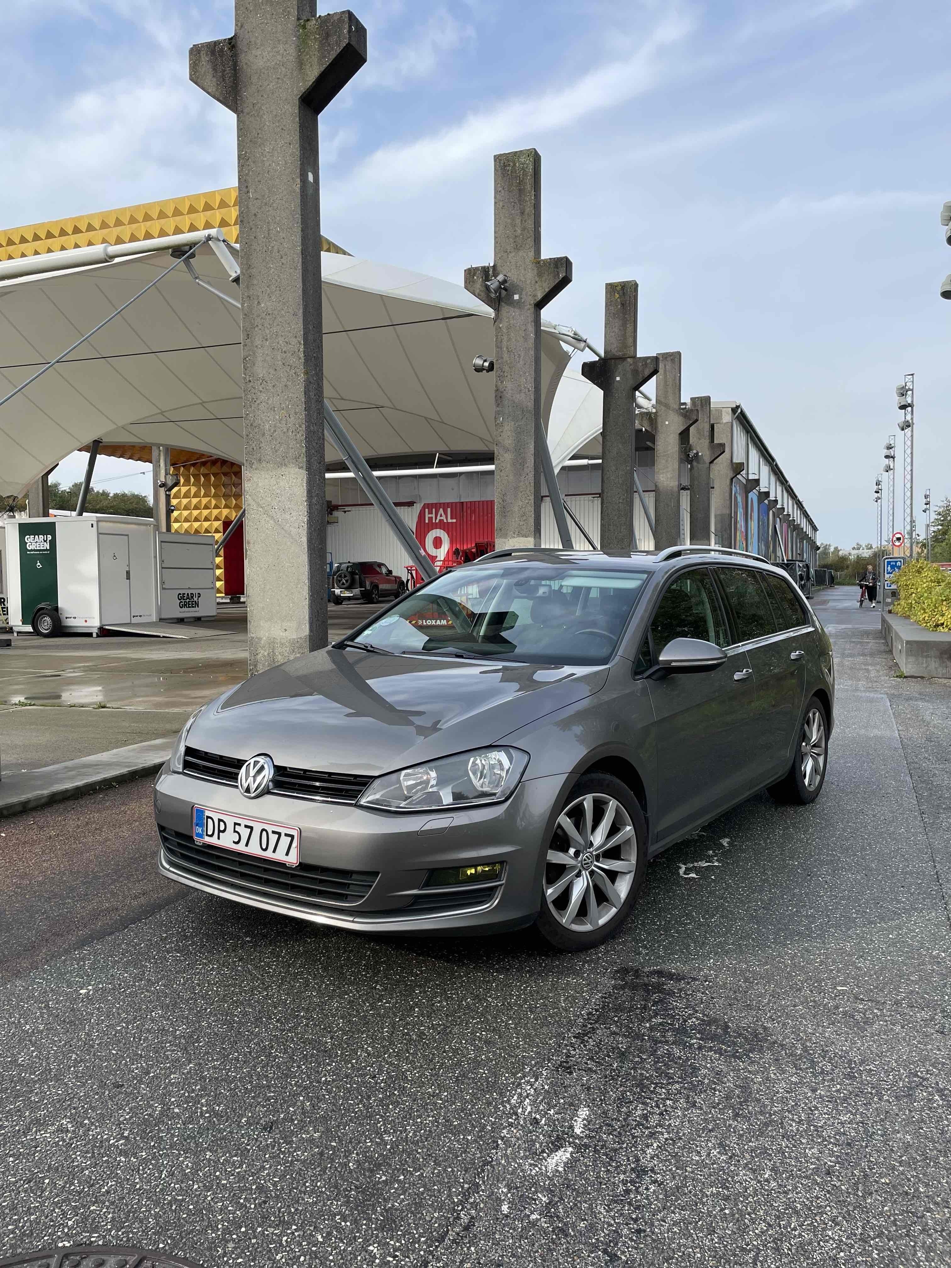Beige VW Golf VII fra 2014