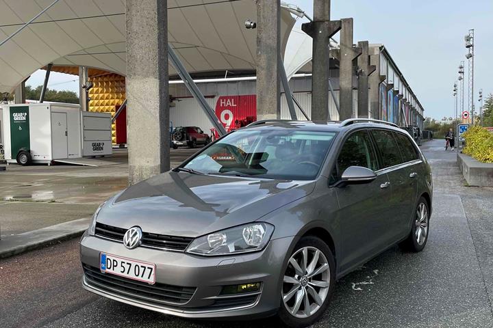 Beige VW Golf VII fra 2014