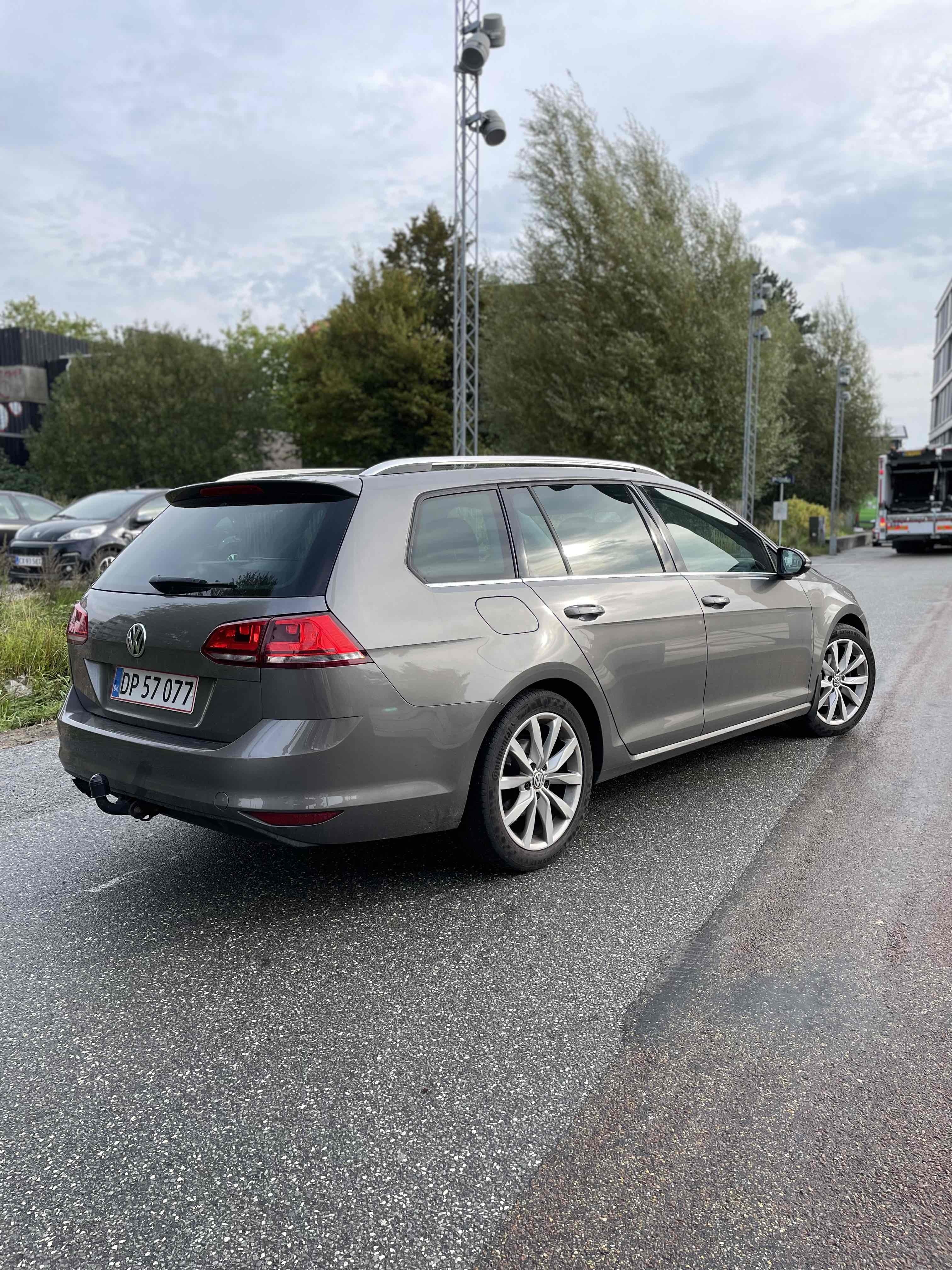 Beige VW Golf VII fra 2014