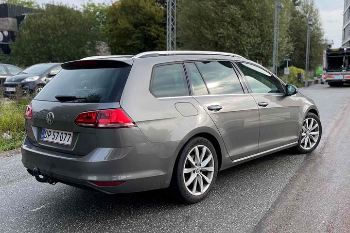 Beige VW Golf VII fra 2014