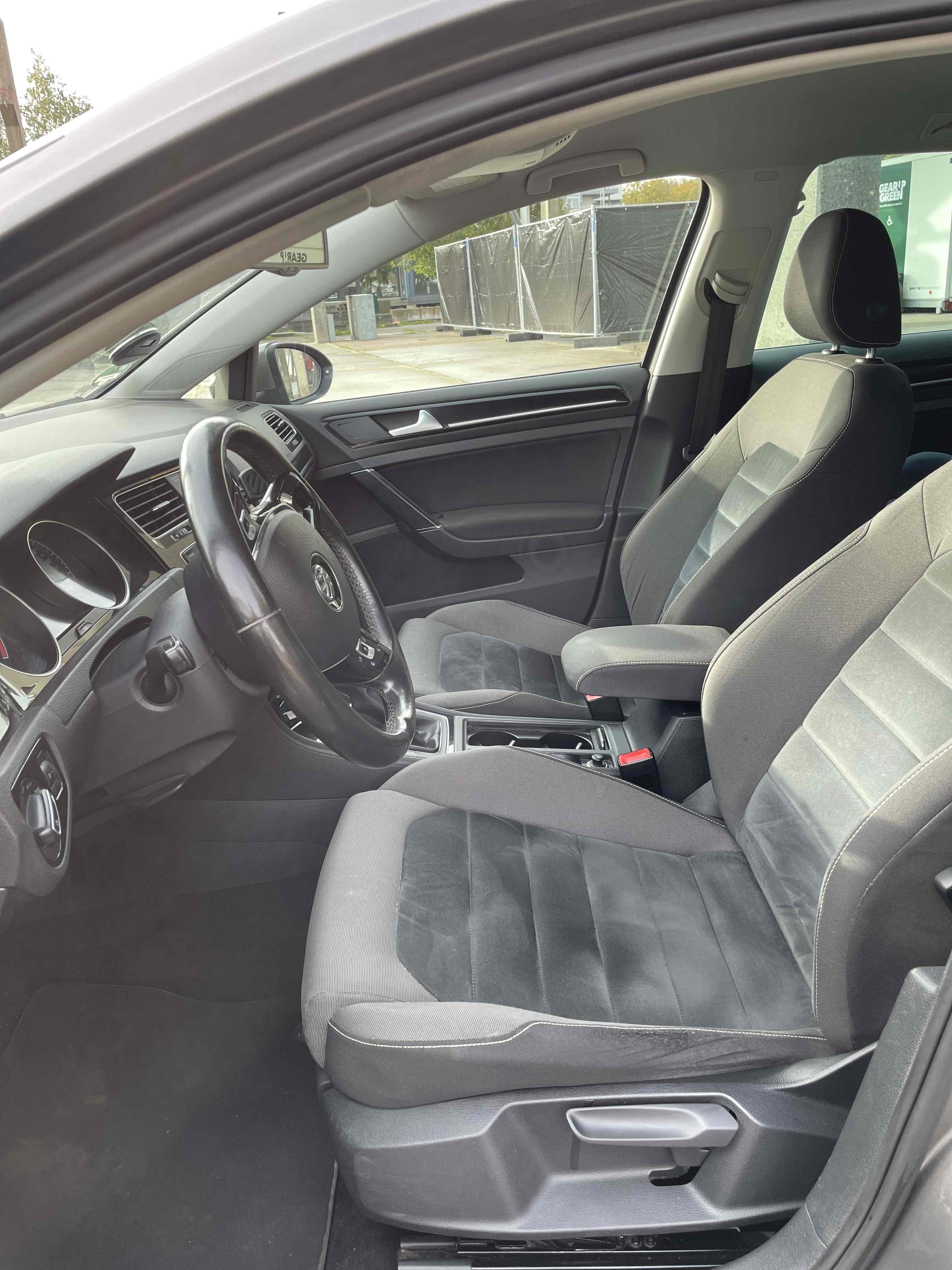 Beige VW Golf VII fra 2014