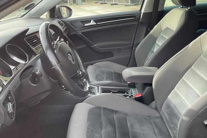 Beige VW Golf VII fra 2014