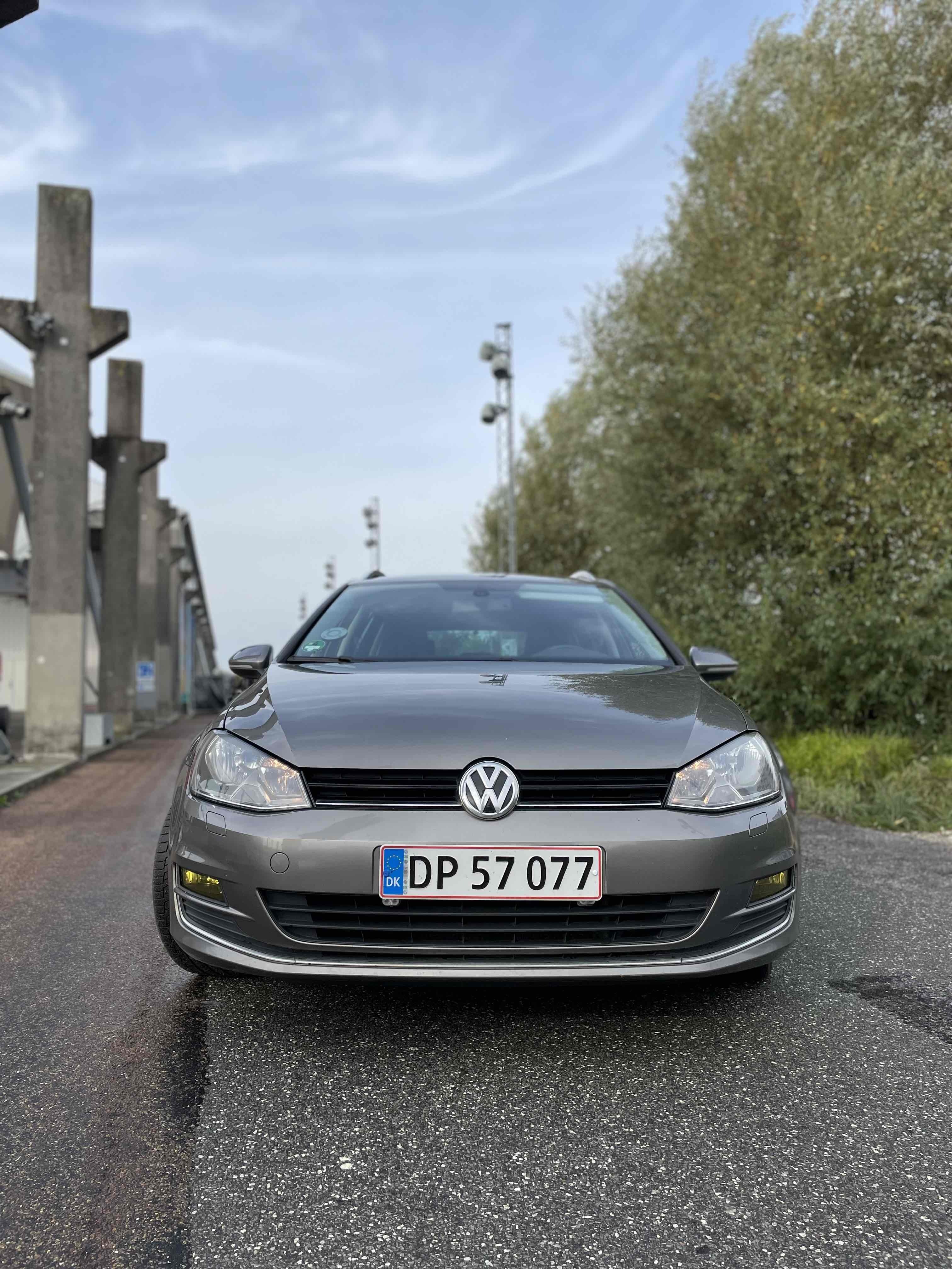 Beige VW Golf VII fra 2014