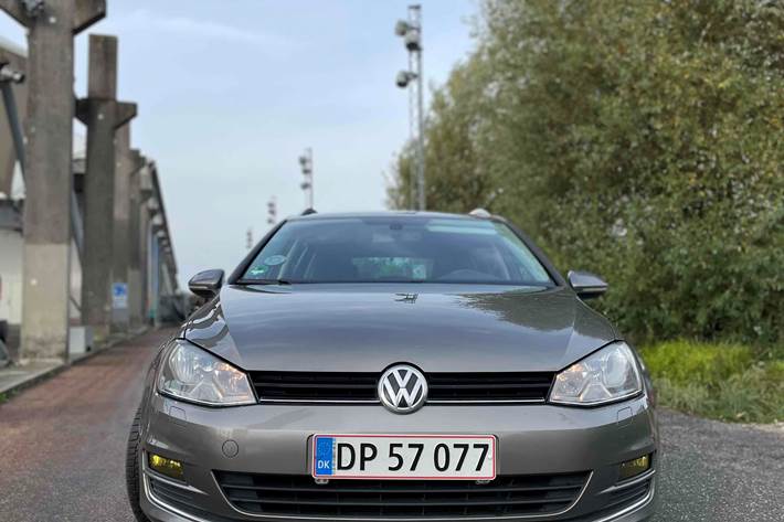 Beige VW Golf VII fra 2014
