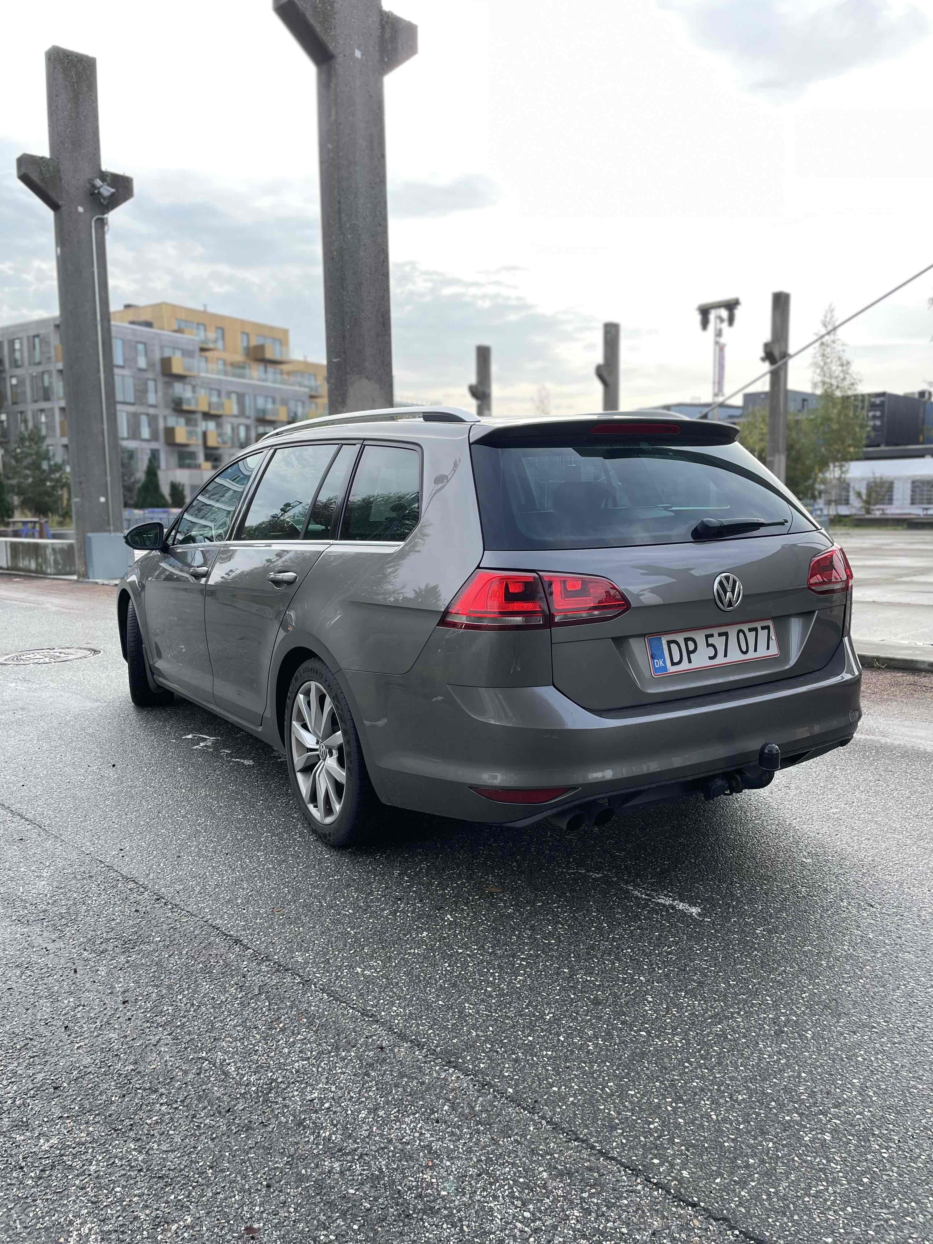 Beige VW Golf VII fra 2014