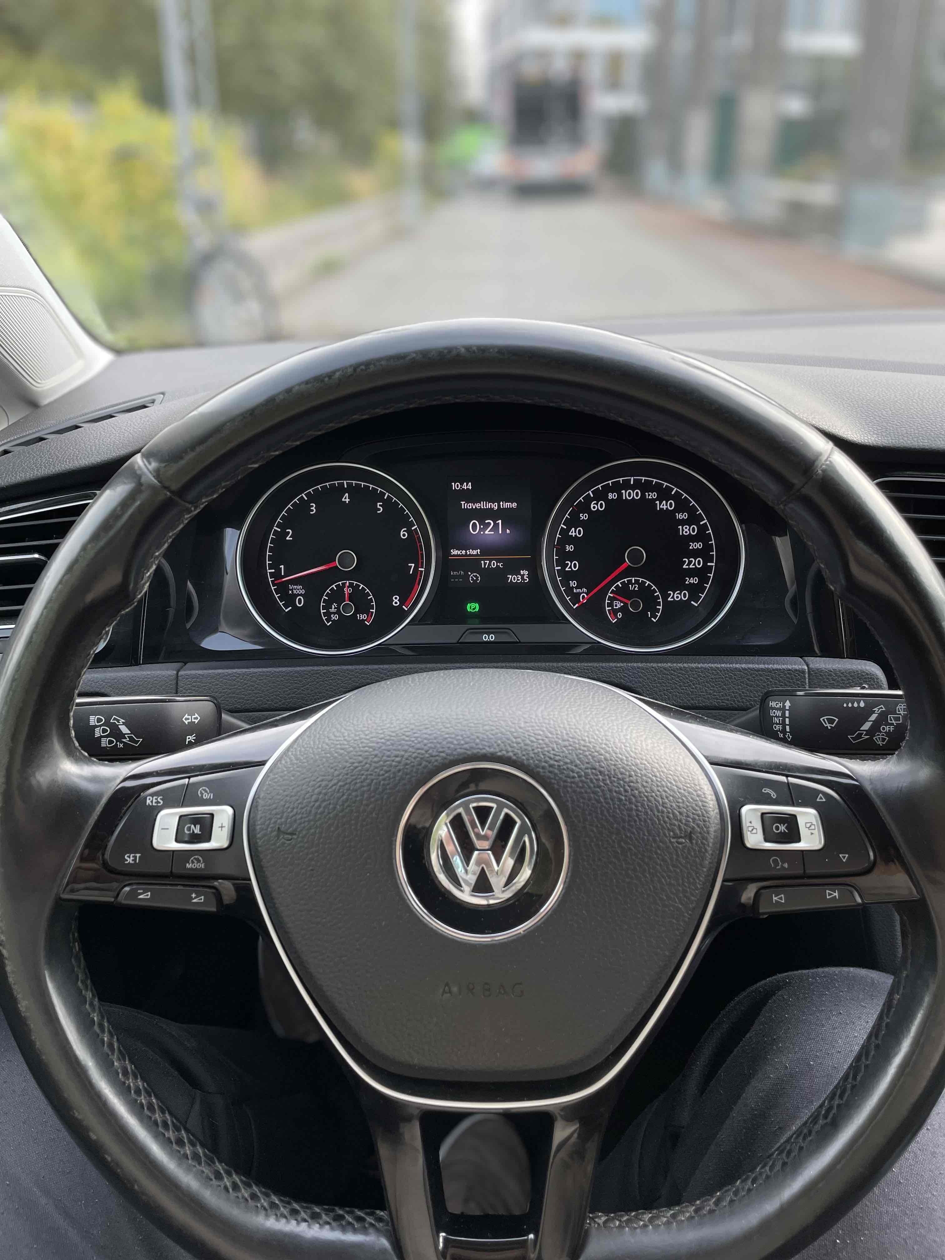Beige VW Golf VII fra 2014
