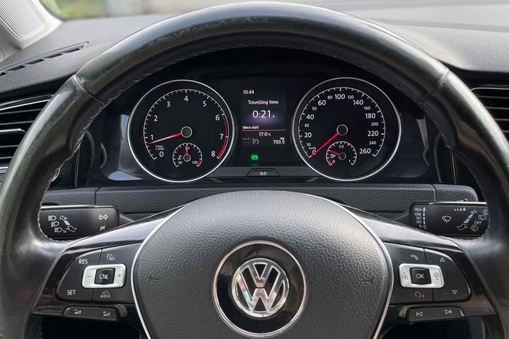 Beige VW Golf VII fra 2014