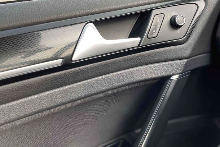 Beige VW Golf VII fra 2014