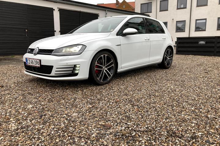 Hvid VW Golf VII fra 2013