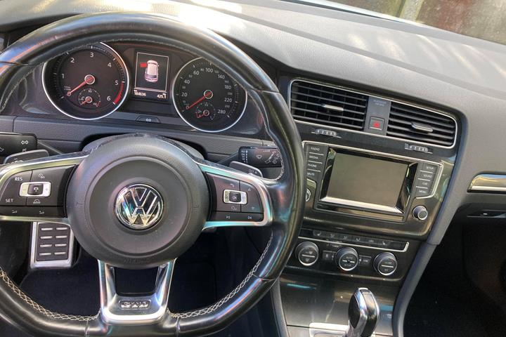 Hvid VW Golf VII fra 2013