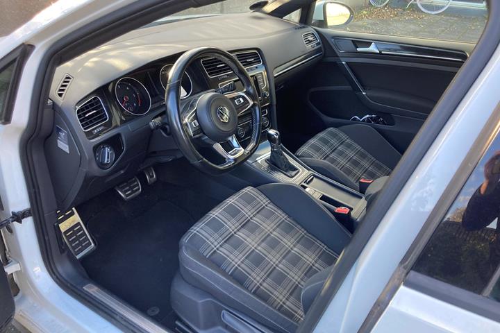 Hvid VW Golf VII fra 2013