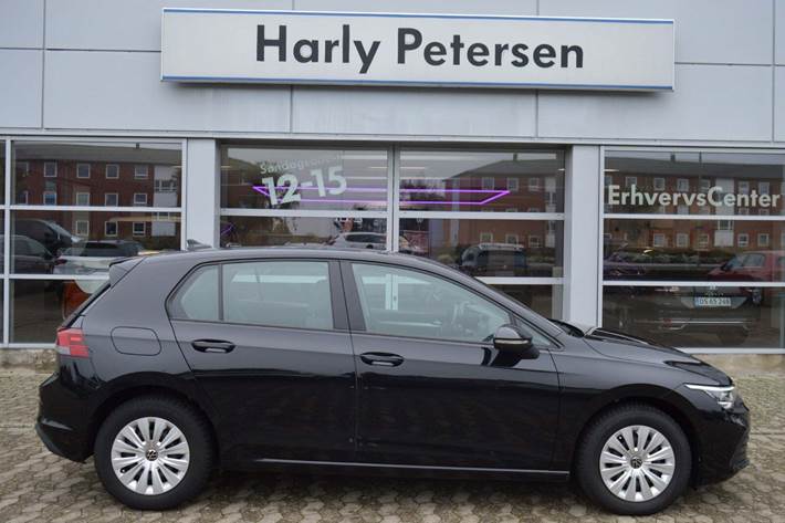 Grå VW Golf VIII fra 2021