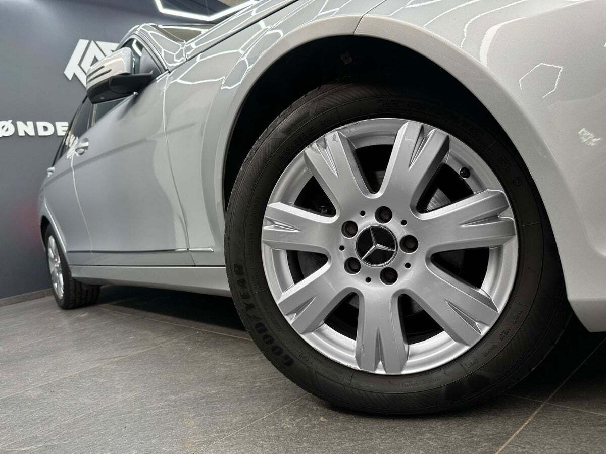 Grå Mercedes C200 fra 2013