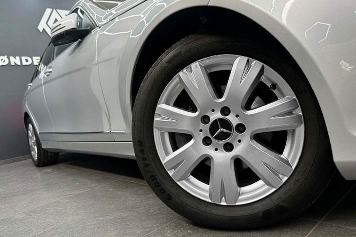 Grå Mercedes C200 fra 2013