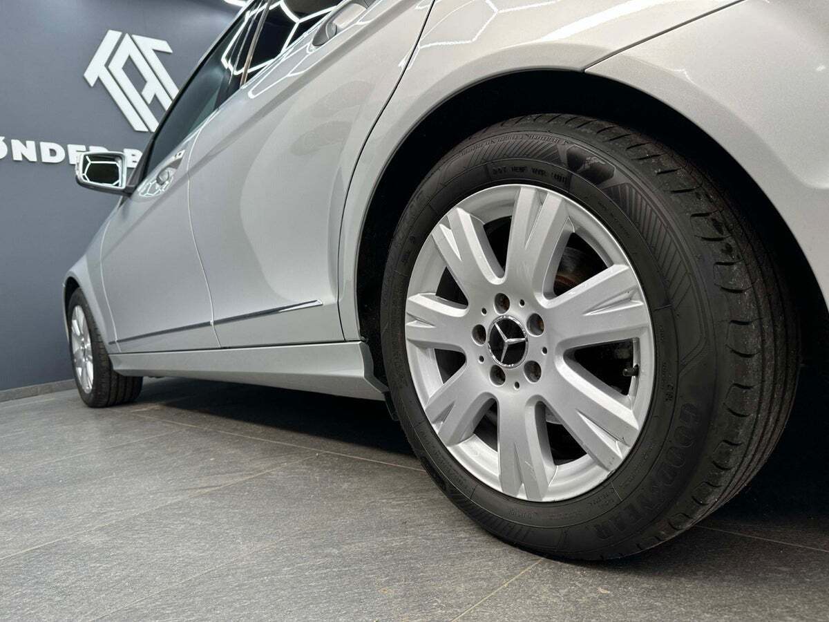 Grå Mercedes C200 fra 2013