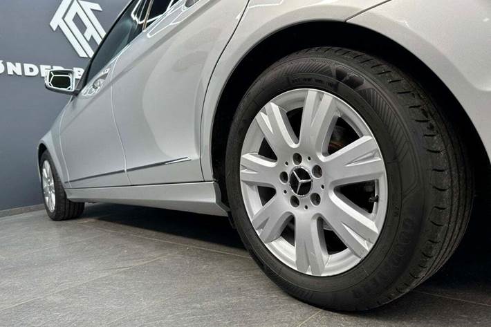 Grå Mercedes C200 fra 2013