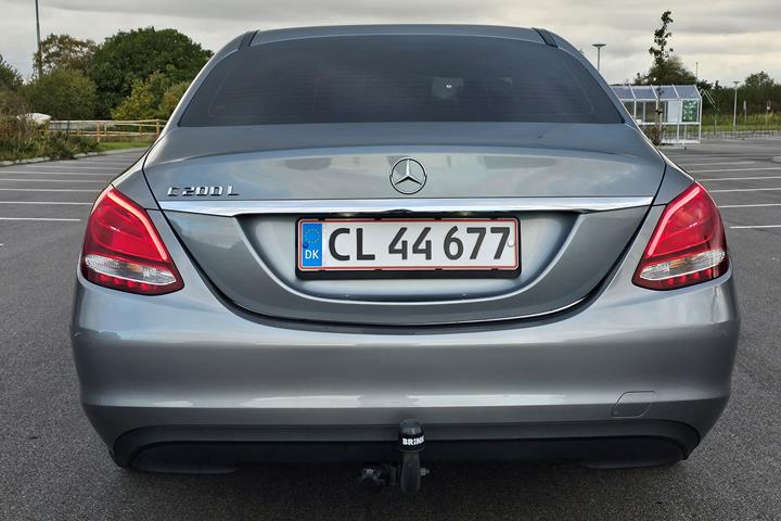 Grå Mercedes C200 fra 2015