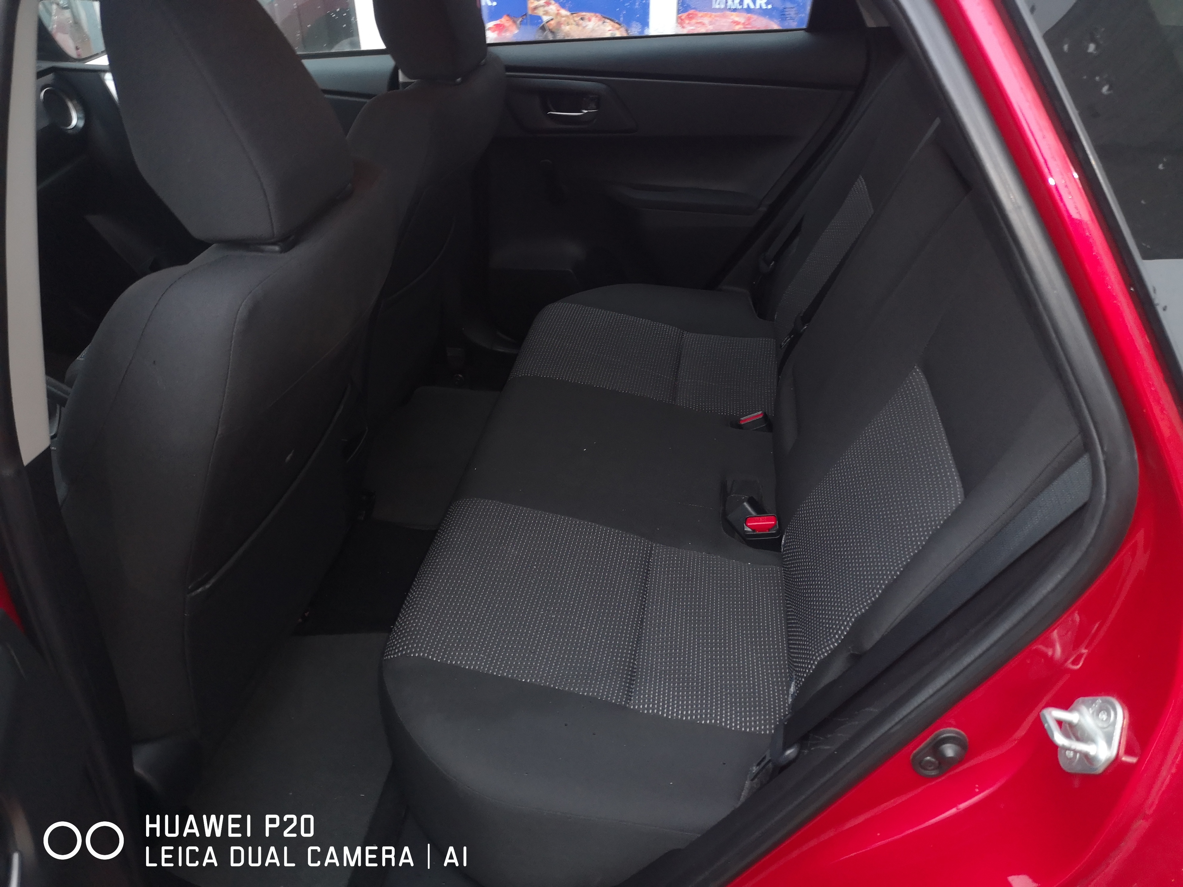 Rød Toyota Auris fra 2014