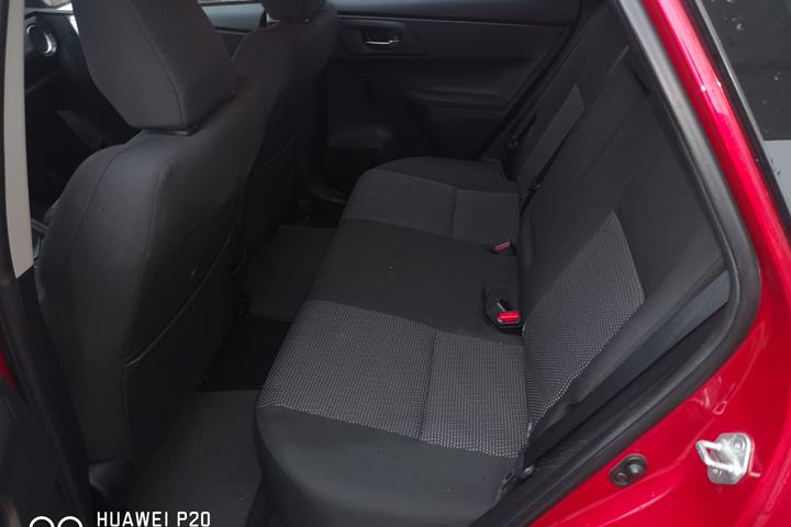 Rød Toyota Auris fra 2014