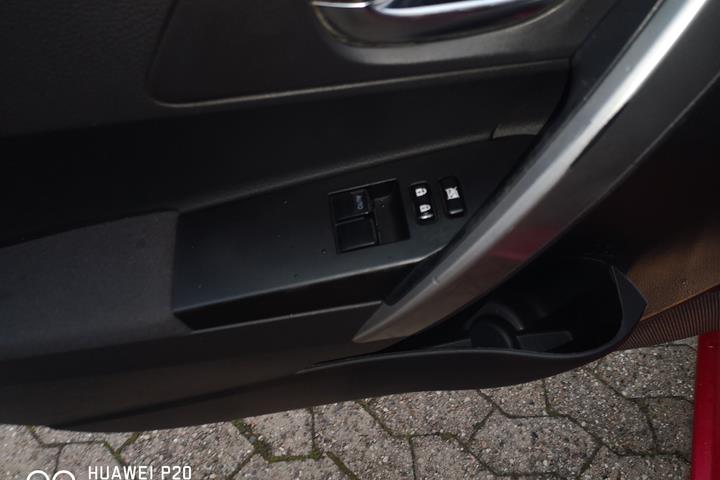Rød Toyota Auris fra 2014