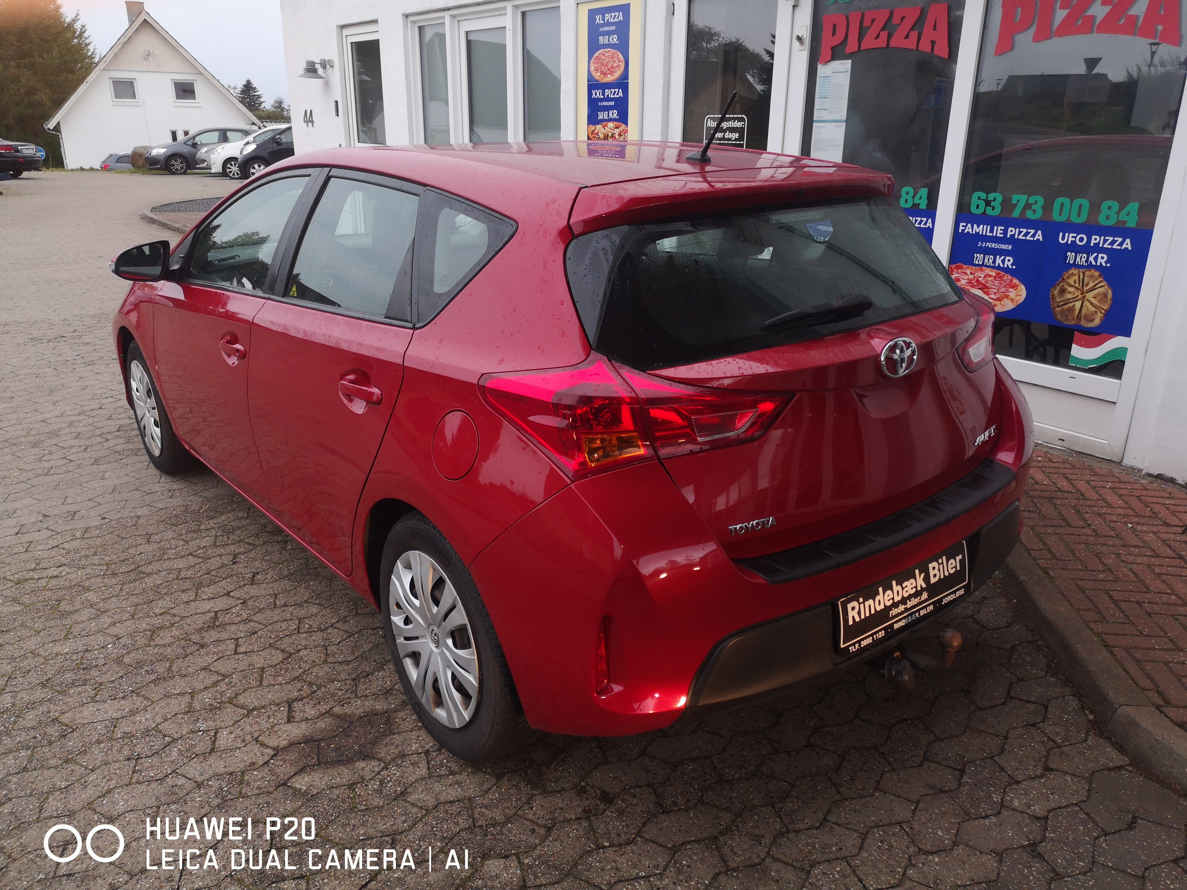 Rød Toyota Auris fra 2014