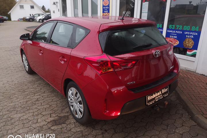 Rød Toyota Auris fra 2014