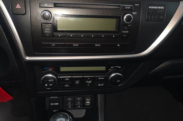 Rød Toyota Auris fra 2014