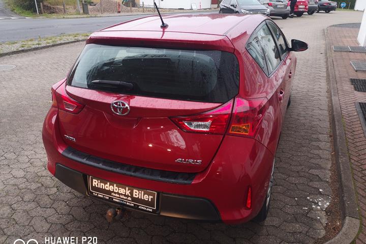 Rød Toyota Auris fra 2014